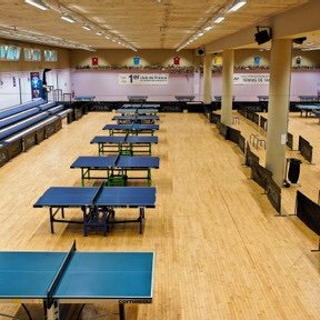 Vue d'ensemble de la salle Decaudain et de ses tables